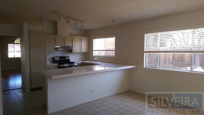 Building Photo - Captivating 3 bed 2 bath home in South Santa Maria.