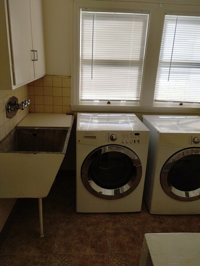 Building Photo - 1240 McKendrie St