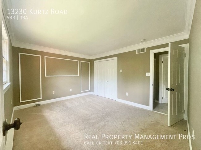 Building Photo - FIVE BEDROOM THREE FULL BATH!  UPDATES GAL...