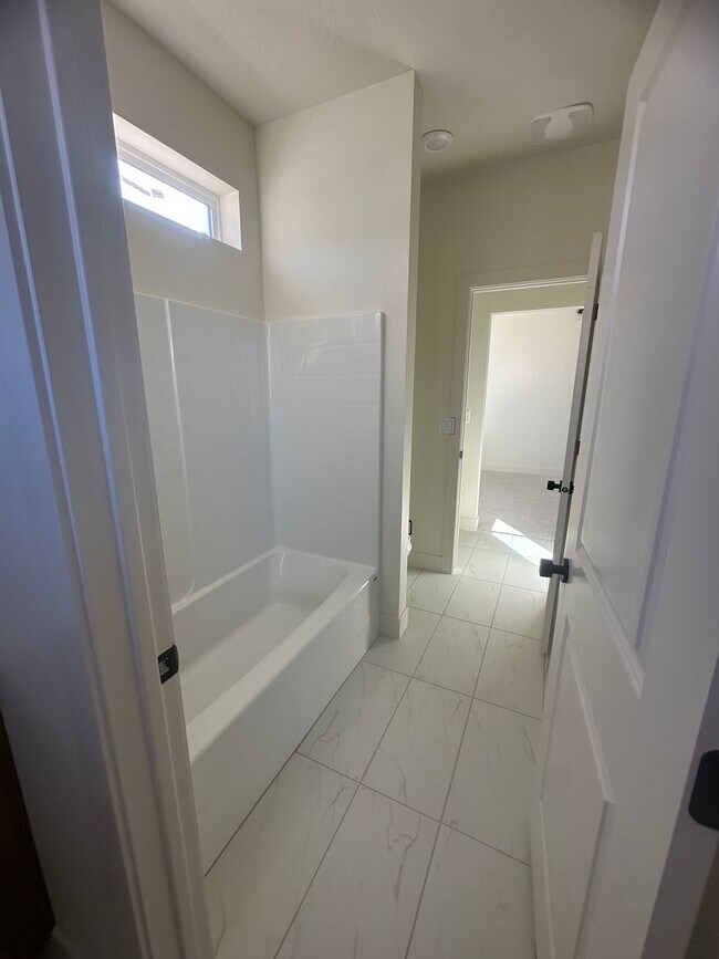 Building Photo - Beautiful New 4 Bedroom Home in Cedar City!