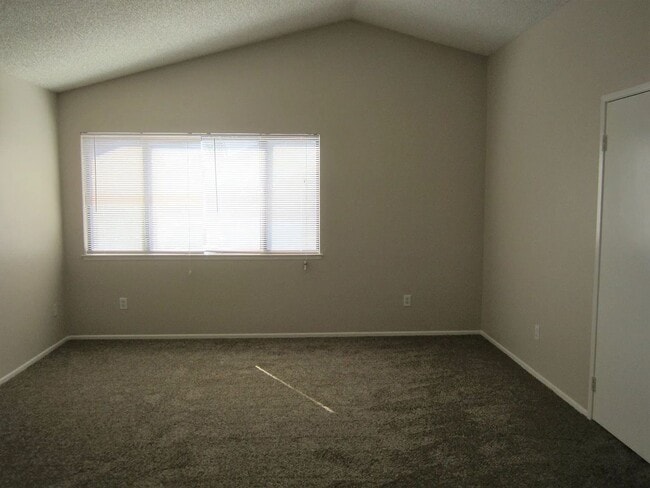 Building Photo - Nice 3 BR in Great MoVal Neighborhood