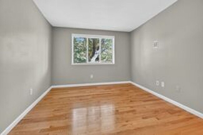 Building Photo - Fabulous 2BR/1BA Top Floor Condo in Grosve...