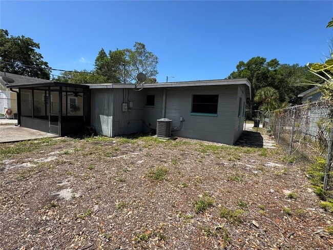 Building Photo - 1930 Walton St S