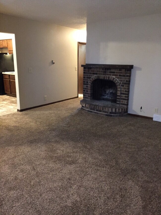 Building Photo - Two Bedroom Apartment with Fireplace!