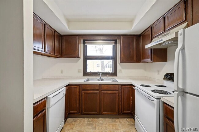 Building Photo - 383 S Ellicott Creek Rd