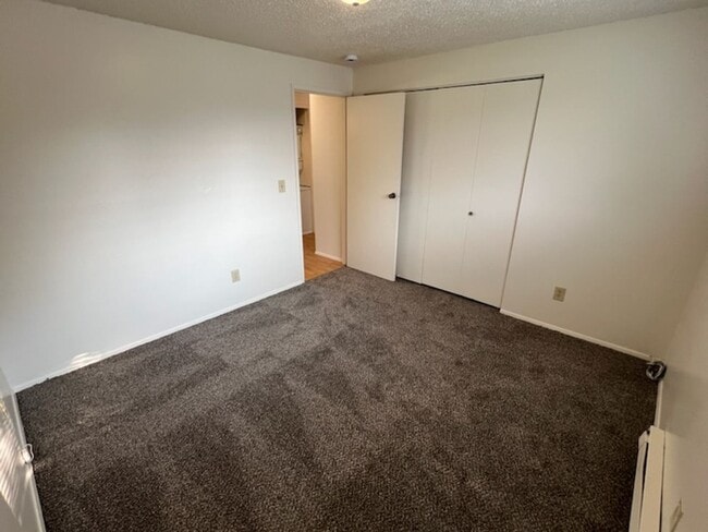 Building Photo - Spacious duplex! Carport, a/c, WASHER & DR...