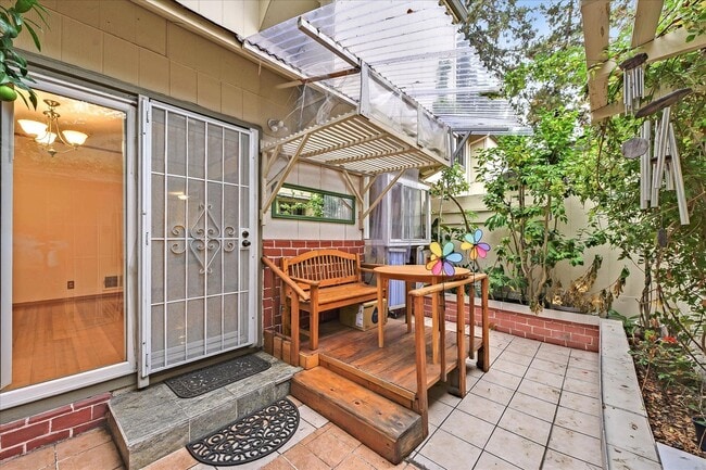 Building Photo - Fantastic 2-Bed, 2-Bath Townhouse with Pri...