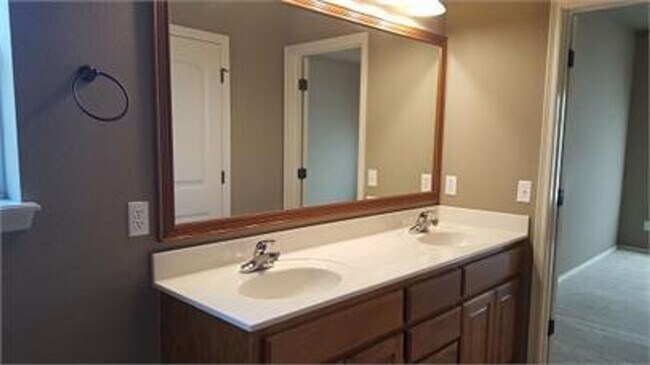 Building Photo - 3 Bed, 2 Bath Home - Great Tulsa Location ...