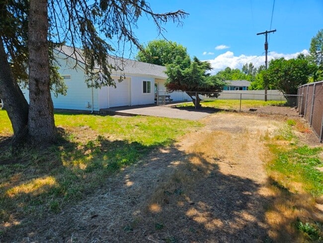 Building Photo - 3Bd/2Ba Single Story Home-For viewing!