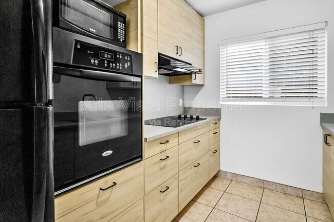 Building Photo - 425 Bonair St