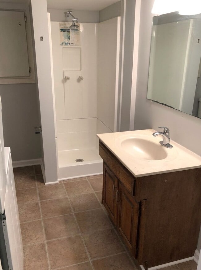 Building Photo - 2 Bed, 1 Bath House - Pet Friendly!!