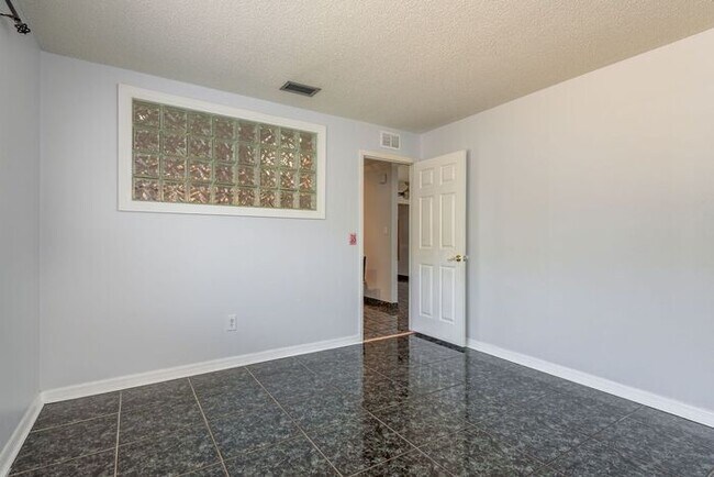 Building Photo - 4/2 Tampa Home