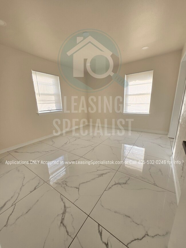 Building Photo - Spacious Village 3 Bed 2 Bath Home!