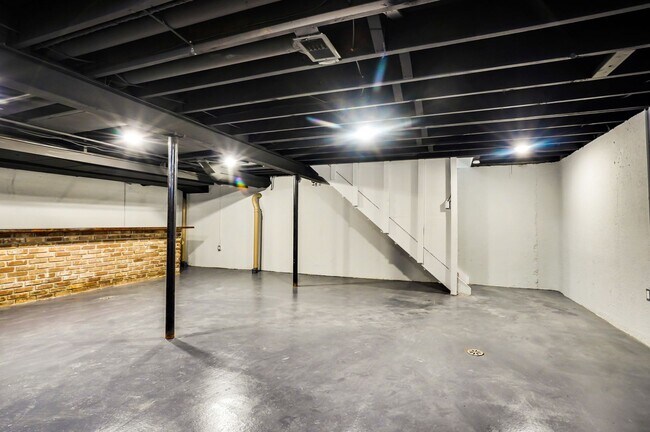 Building Photo - Beautifully Updated 4 Bed / 2.5 Bath Colon...