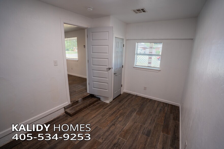 Building Photo - 1233 SW 65th St