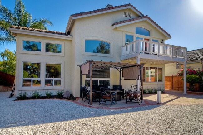 Building Photo - Spectacular 4 bd. 3 bath home in prime Dis...