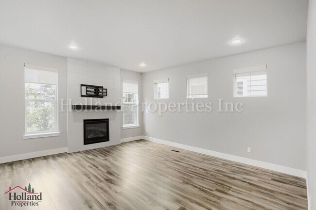 Building Photo - Spacious 3-Bedroom Home with Bonus Room in Desirable South Hillsboro! - Landscaping Included