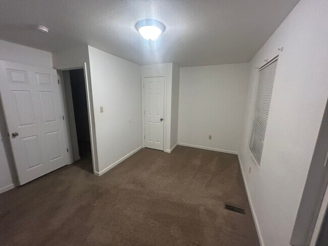 Building Photo - 520 Nova St