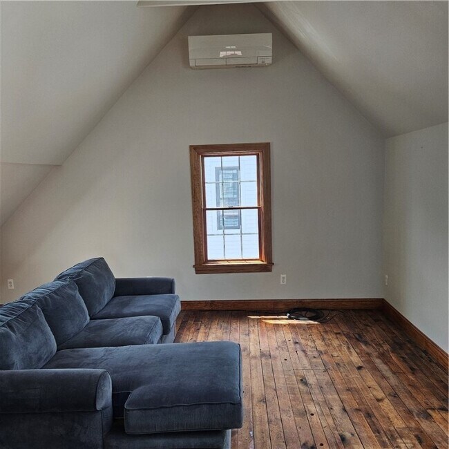 Building Photo - 217 Merriman St