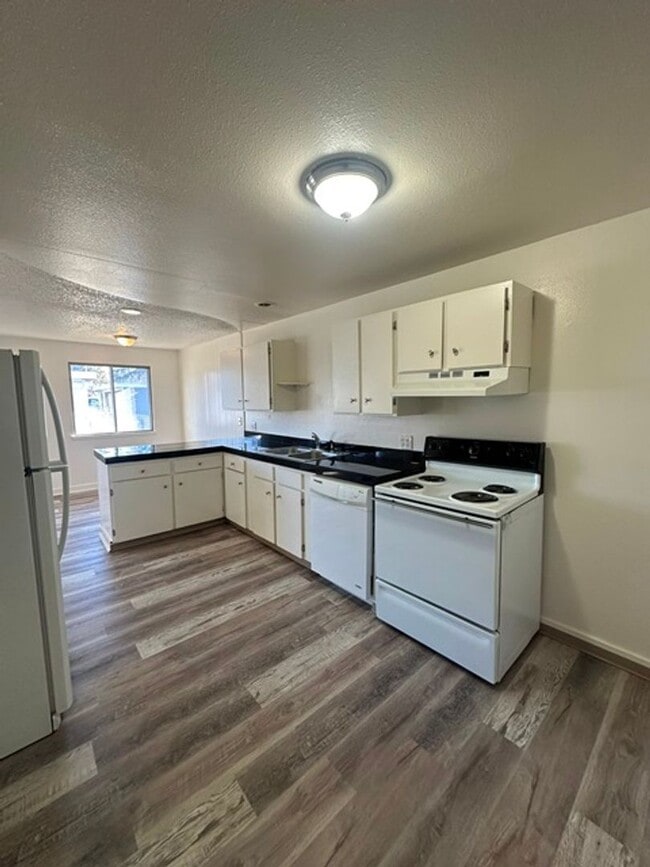 Building Photo - 3 Bedroom Duplex with Carport