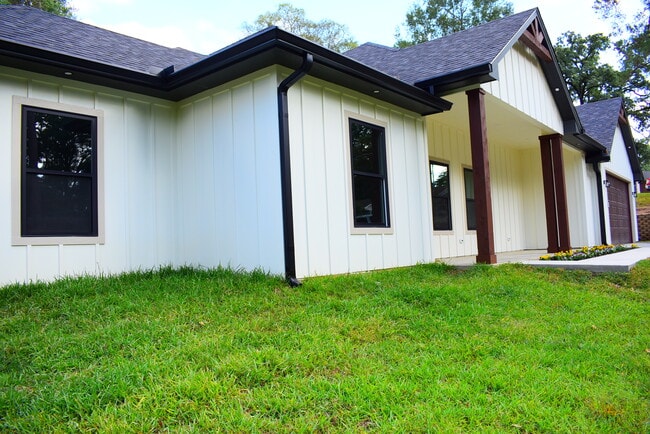 Building Photo - 2713 Sullivan Dr