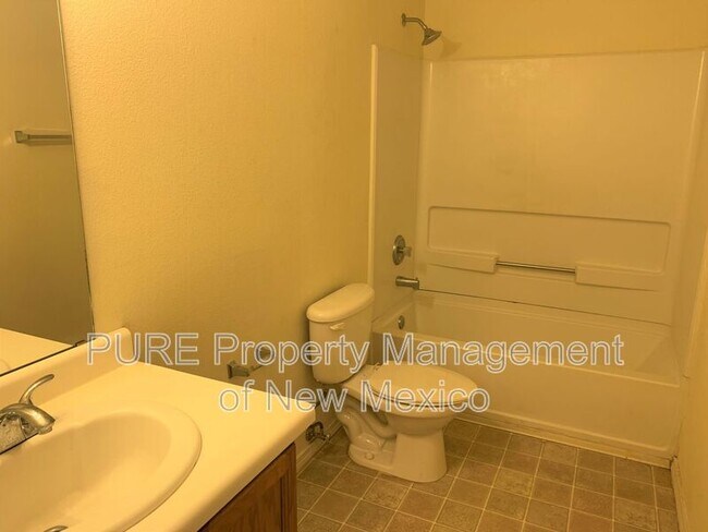 Building Photo - 915 Blackbird Dr SW