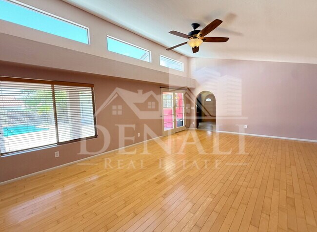 Building Photo - 2102 W Knox Rd