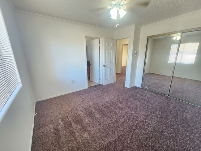 Building Photo - Spacious 3 Bedroom 2 Bathroom available now!