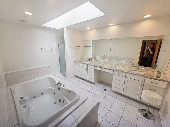 Building Photo - 4 Bedroom, 3 Bathroom Impressive Lincoln Park Duplex