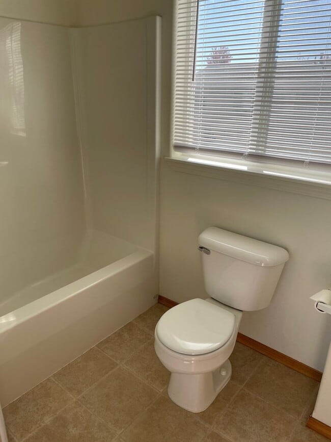 Building Photo - Pet Friendly Townhome in South Kalispell!