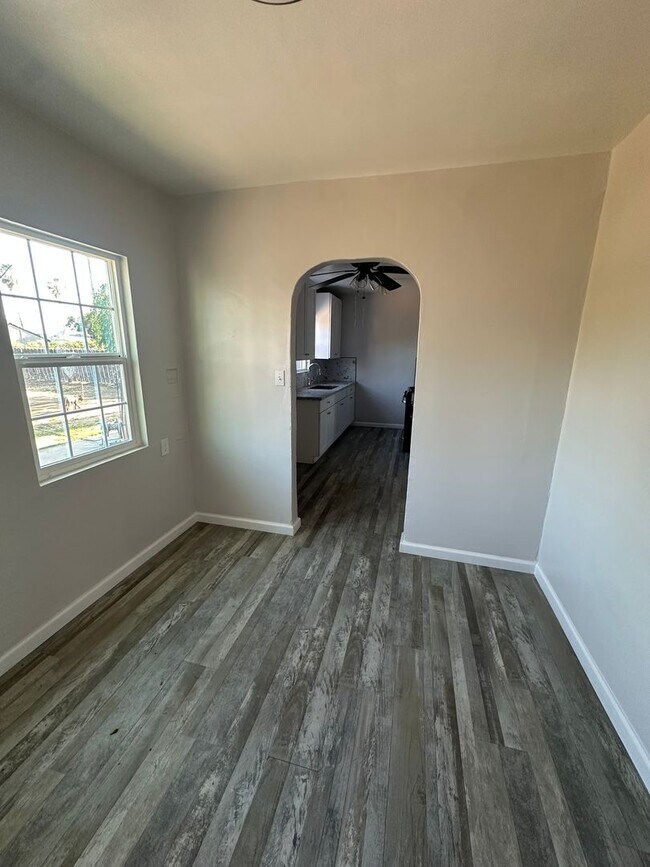 Building Photo - Newly Remodeled 3BR Home with Fireplace Ch...