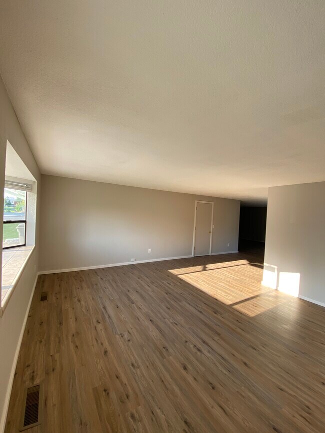 Front room with bay window - 330 S Reed St
