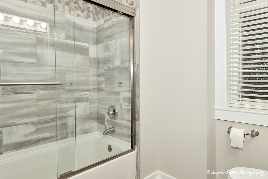 Building Photo - 931 Main St