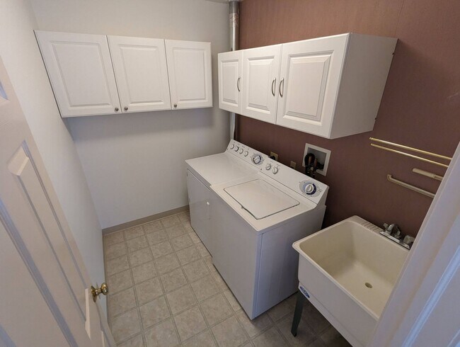Building Photo - Spacious 3-Bedroom Ranch with Private Mast...