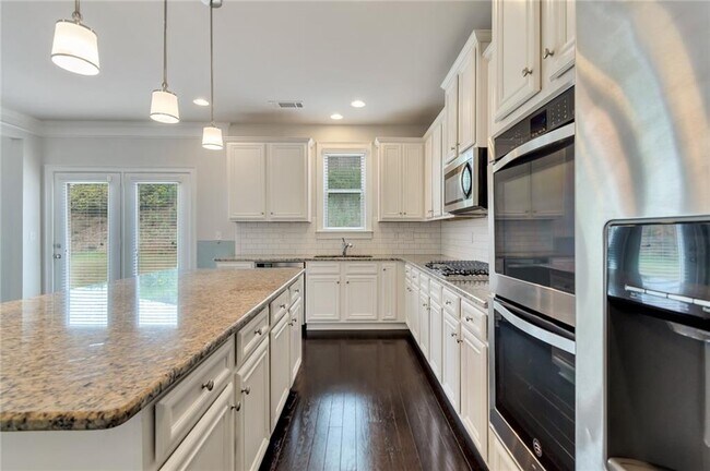 Building Photo - 5210 Mirror Lake Dr