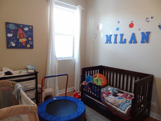 Building Photo - Available August 12th - 3 bed 2 bath Wicker Park