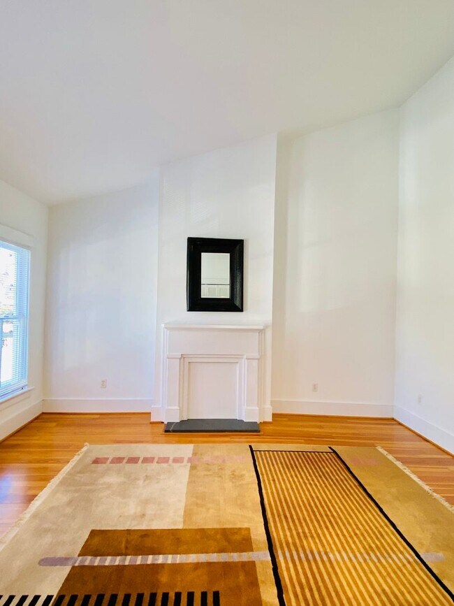 Building Photo - Beautifully Renovated 2bdrm/1.5bth Row House Located in Historic Church Hill!!