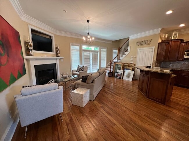 Building Photo - 2 bed 2.5 Condo- Great Location!