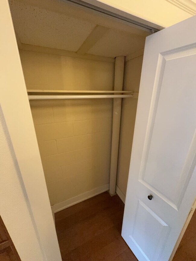 Building Photo - Location! Location! 2bd 1 ba Condo mere bl...