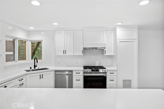 Building Photo - 526 Irvine Ave