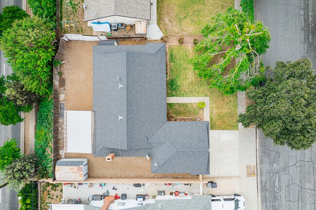 Building Photo - Beautifully Renovated 3BR/2BA Single-Story...