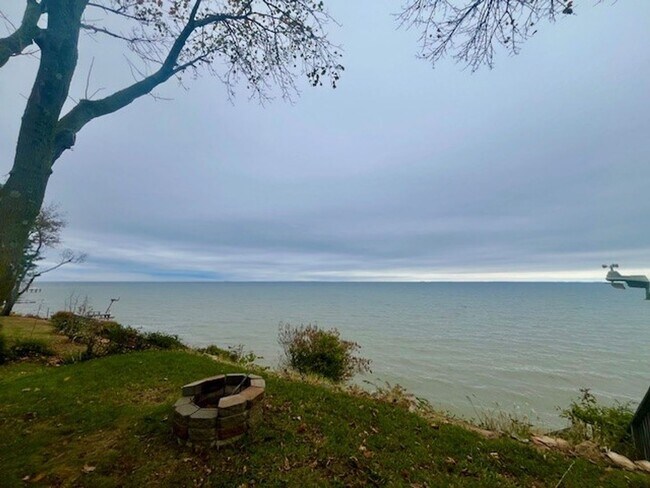 Building Photo - Gorgeous Water Front Home with Beach Access