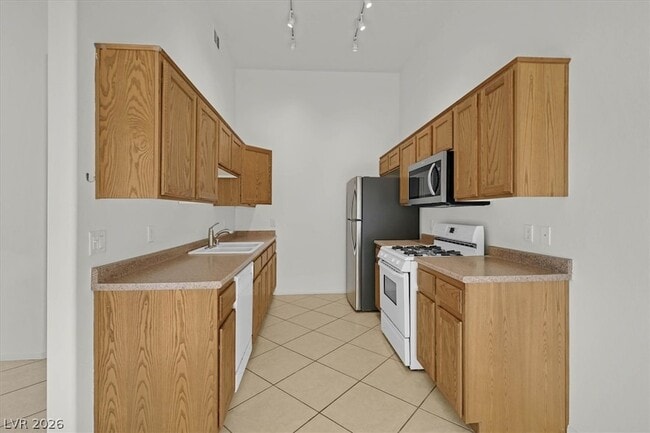 Building Photo - 2305 W Horizon Ridge Pkwy