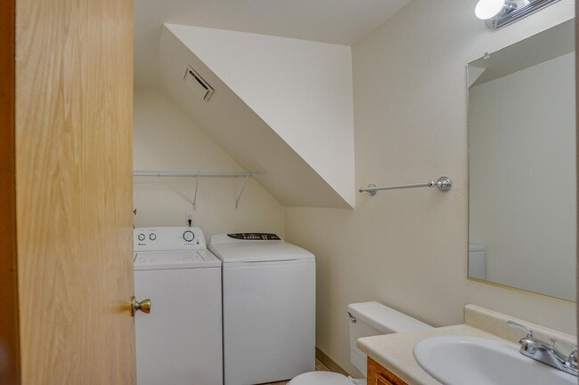 Building Photo - Fanno Creek Condo - Lovely Condo in Heart of Tigard