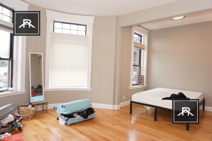 Building Photo - 1914 Beacon St