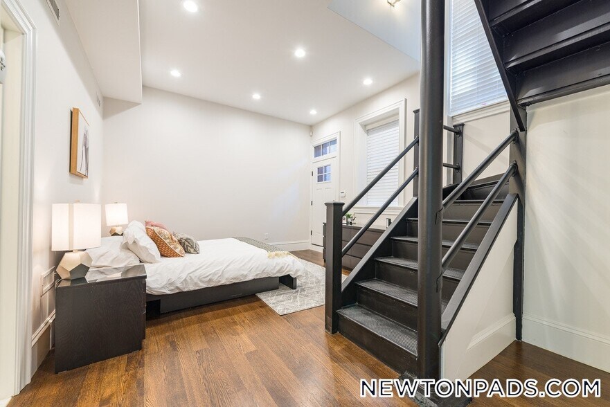 Building Photo - 2044 Beacon St