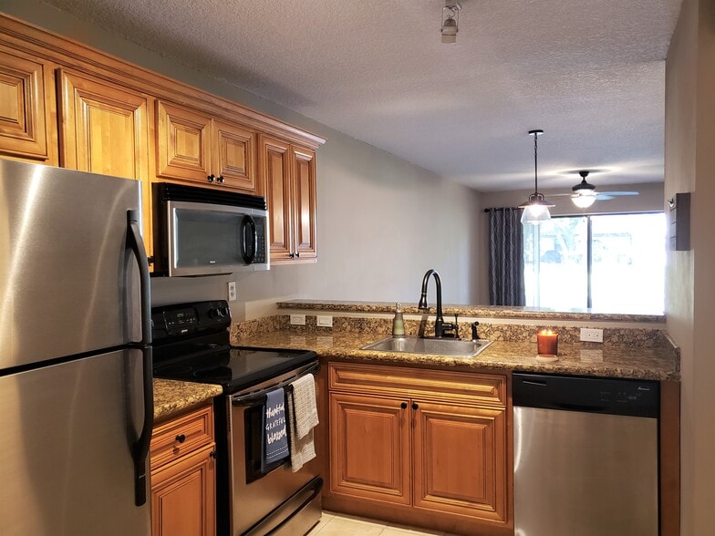 Kitchen - 9959 Nob Hill Ct