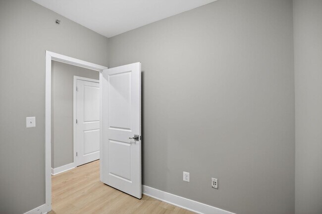 Building Photo - One Bed One Bath Condo in Tenleytown