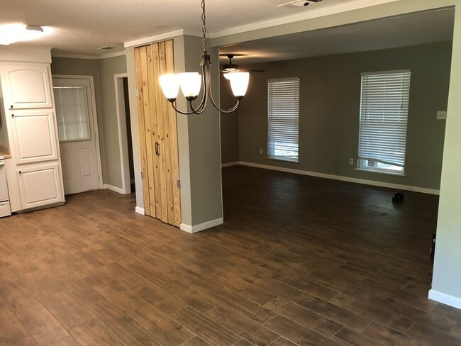 Building Photo - 3 Bed/2 Bath for rent in Madison!