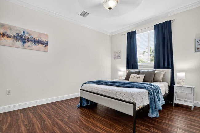 Building Photo - 1705 NE 11th St